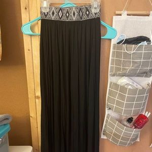 Long-skirt with tribal band